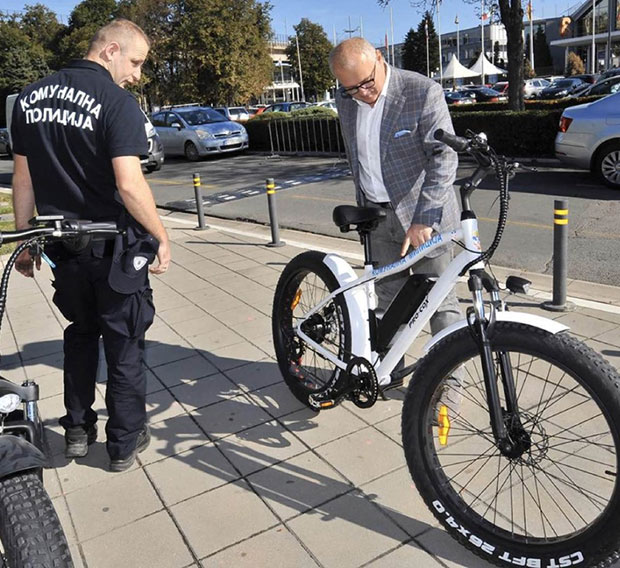 У патролу иду на бициклима
