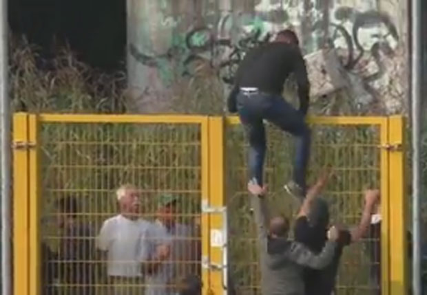 НОВИ СНИМЦИ НЕРЕДА У ИТАЛИЈИ: Срби јуре албанске провокаторе, Балотели у чуду (ВИДЕО)