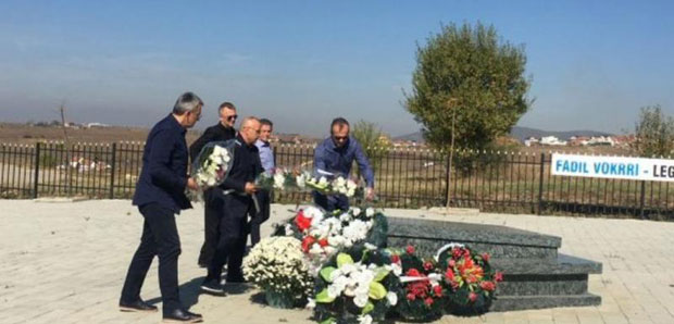 ФОТО: Савићевић обишао гроб Фадиља Вокрија