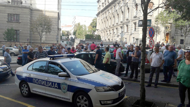 ПРОКЉУЧАЛО ТОКОМ ПРОТЕСТА: Обрачун са таксистом, приведене две особе