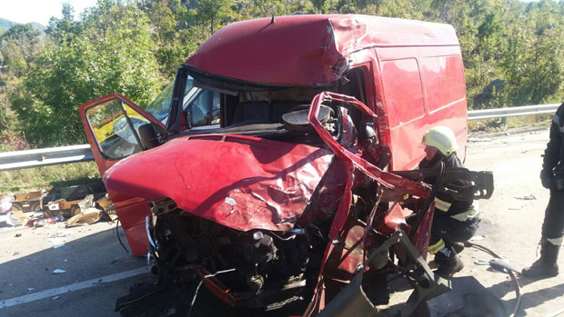 САОБРАЋАЈНА НЕЗГОДА КОД НИКШИЋА: Теже повређен мушкарац, 20 минута га извлачили из возила