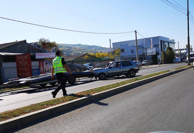 УДЕС КОД НИША: Ватрогасци извлаче људе из “голфа” после судара