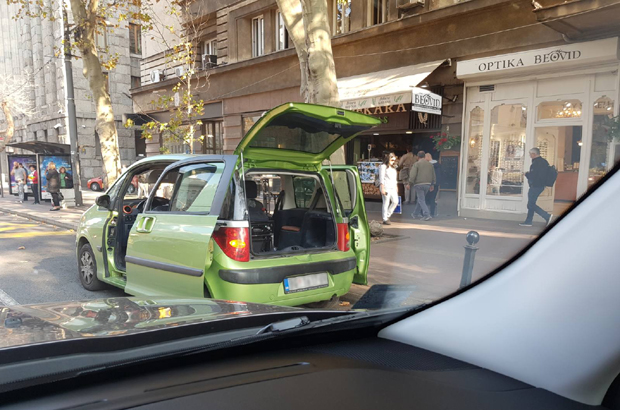 “Ко ће стати на крај терору?”: Неодговорни возач свако јутро блокира Булевар