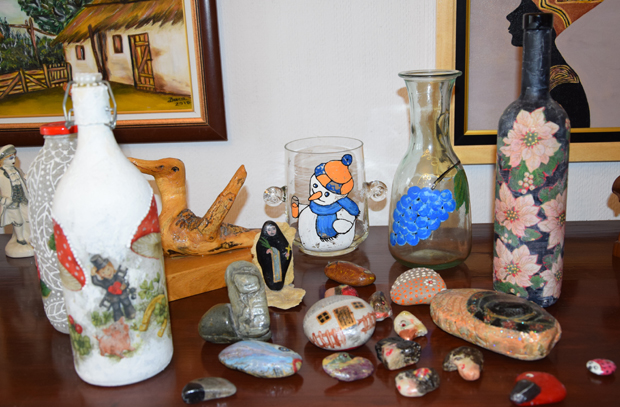 Када су године само број: На прагу осме деценије слика на свили, стаклу, платну... 