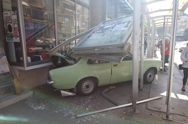 Ауто пуном брзином улетео у аутобуско стајалиште у Нишу 