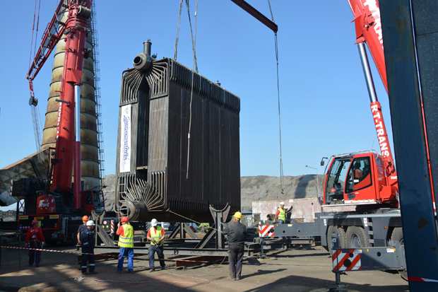 Погледајте како грдосија стиже у Крушевац: Котао од 53 тоне спуштали по милиметар (ФОТО/ВИДЕО)