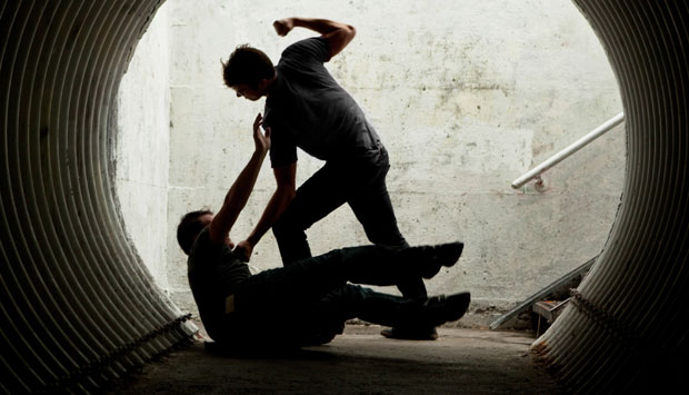 Поломили му кости главе и лица, Милан (33) у животној опасности: Три брата претукла младића