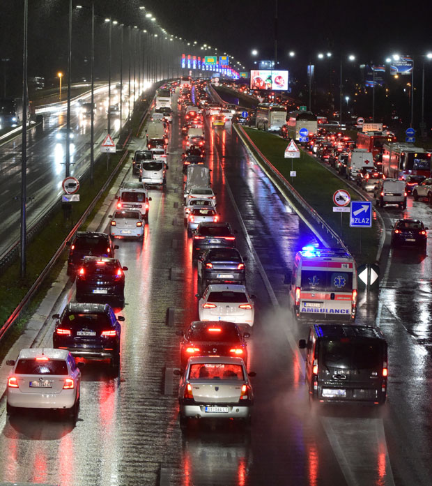 АЛ СТЕ ГА ОПРАВИЛИ, СВАКА ВАМ ЧАСТ! Потпуни колапс саобраћаја у целом Београду (фото)