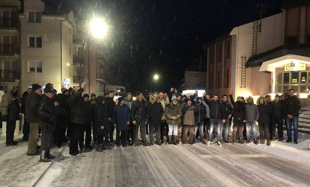 Хиљаде људи на протестима у Црној Гори: Полицајци бежали пред демонстрантима у Зети (фото, видео)