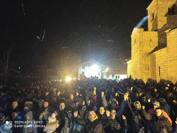 Хиљаде људи на протестима у Црној Гори: Полицајци бежали пред демонстрантима у Зети (фото, видео)