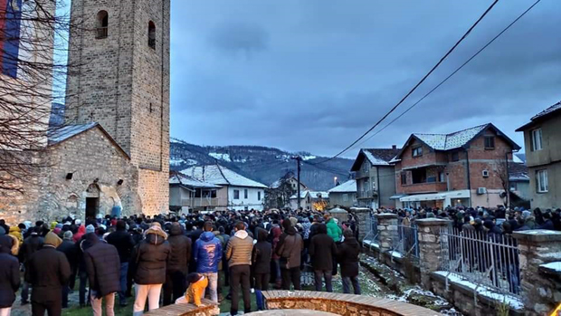 Хиљаде људи на протестима у Црној Гори: Полицајци бежали пред демонстрантима у Зети (фото, видео)