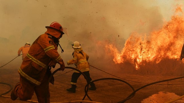 Апокалиптичне слике из Аустралије: Војска у трци са временом да спаси људе опкољене ватром, најгоре тек стиже (ФОТО/ВИДЕО)
