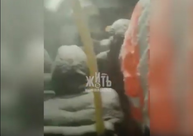 Путници “мртви ладни” док У аутобусу веје снег и шиба олуја: Невероватан призор “зимске идиле” из Сибира (ВИДЕО)