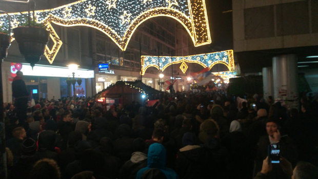 Делије протестују кроз Београд за српске светиње: Из Арене кренули ка црногорској амбасади, ори се песма (ВИДЕО)