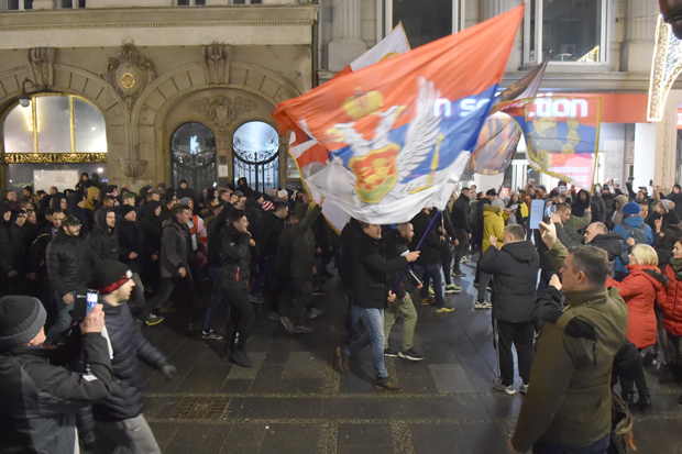 Хаос на улицама Београда: Делије ватрометом палиле заставу Црне Горе (ФОТО/ВИДЕО)