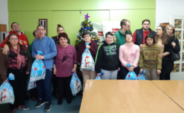 Изненађење за штићенике РО-ДЕ: Уручени слатки празнични пакетићи младима са посебним потребама у Београду