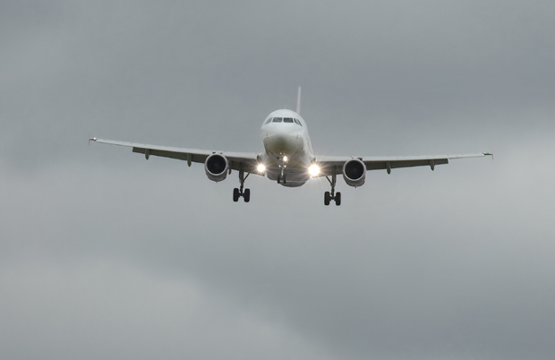 За неповеровати: Погледајте како авион слеће ПОСТРАНЦЕ (ВИДЕО)