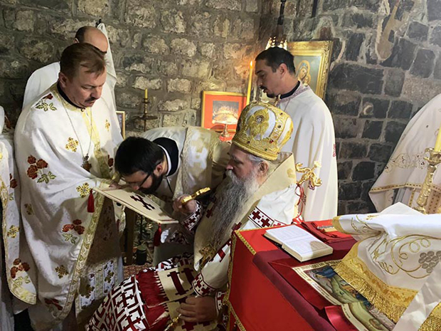 Јоаникије у манастиру Светих апостола Петра и Павла: Ово је пројектован удар на православље, желе да нас понизе, са свима се договарају, а са нама неће