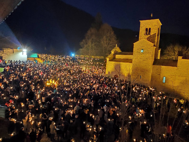 НЕПРЕГЛЕДНЕ КОЛОНЕ: Најмасовнији скуп у Подгорици, храм тесан за све вернике, реке грађана на протестима у Беранама и Бијелом Пољу (ФОТО/ВИДЕО)