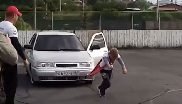 Најјаче дете у Русији диже тегове од 100 килограма: Дечак (11) вуче кола и преврће тракторску гуму као да је велики (ВИДЕО)