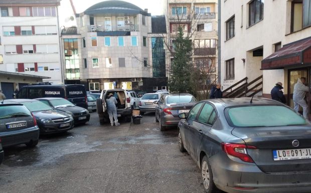 Пусти ме, зваћу полицију!: Пронађенo тело жене у изгорелом стану, сумња се да је пожар подметнут (ФОТО)