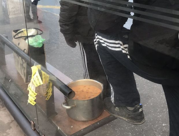 Путник са необичним пртљагом: Пасуљ са кобасицом где му место није (ФОТО)