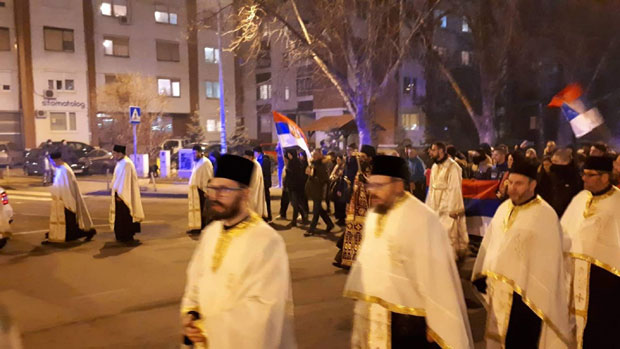 Ниш је уз своју православну браћу: Молебан подршке за народ у Црној Гори, владика Арсеније предводи шетњу (ФОТО+ВИДЕО)