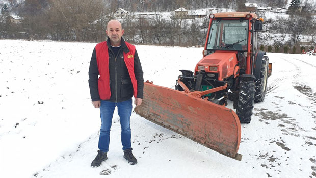 Бесплатна помоћ путарима у Пријепољу: Јован чисти снег са сеоских друмова