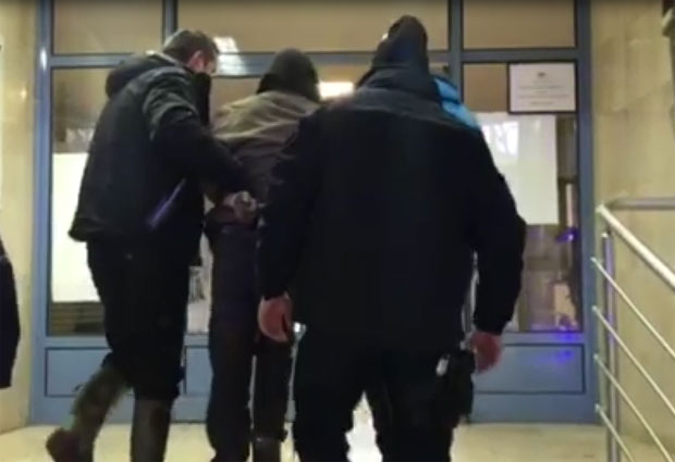Овако је Малчански берберин приведен у полицијску станицу у Нишу (ВИДЕО)