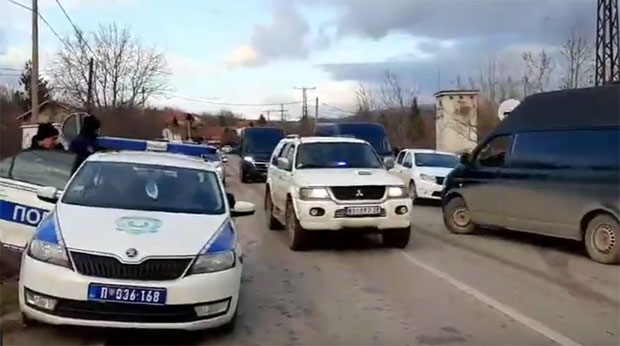 Полиција одводи МОНСТРУМА: Малчански берберин КОНАЧНО иза решетака (ВИДЕО)