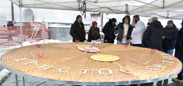 Чесницу од 250 килограма пекари месили пет дана: Спрема се величанствен божићни програм испред Храма Светог Саве