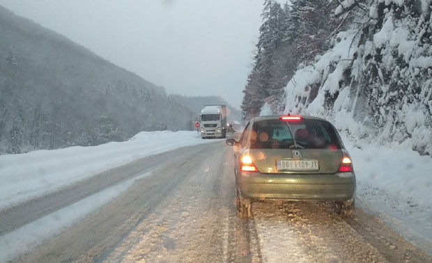 Колапс у Србији због снега: На Рудну завејано 200 људи, од Вароши ка Пријепољу саобраћај у застоју (ВИДЕО/ФОТО)