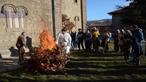 Паљење бадњака и у цркви Светог Саве у Јужној Митровици
