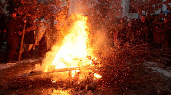 Мираш Дедеић палио бадњак на Цетињу, неколико стотина верника се окупило, па поручили: Нека је вечна Црна Гора