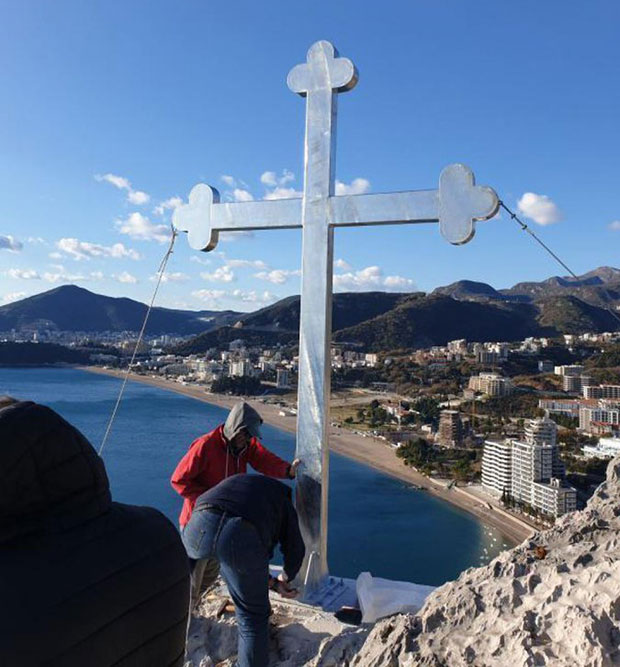  Постављен три и по метра висок крст на брду изнад Будве