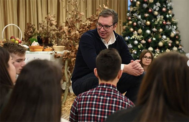 Подела пакетића у вили Мир: Вучић са децом из Хрватске која су дошла за Божић (ФОТО)