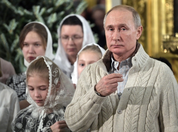 Путин у цркви у Ст. Петербургу, Медведев у Москви