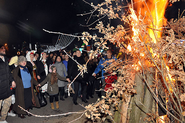 Паљења бадњака, кувано вино и песме са Косова: Бадње вече у Републици Српској