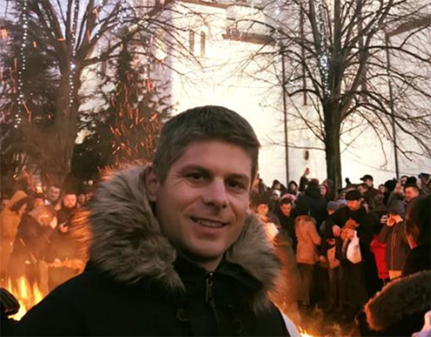 “Верници СПЦ су постали симбол отпора и наде”: Арно Гујон палио бадњак испред Храма Светог Саве