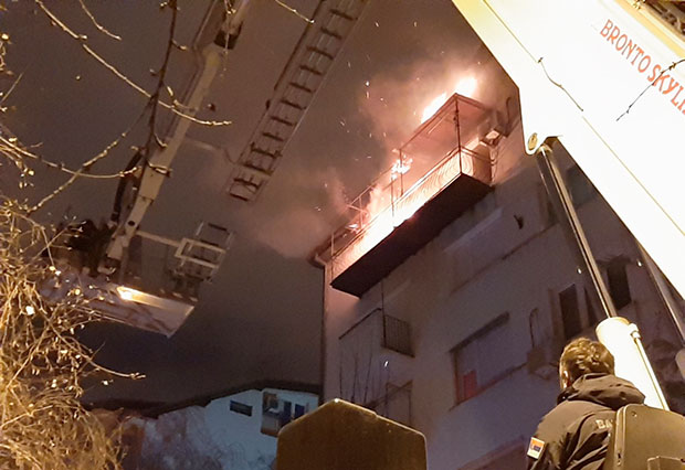 УЖАСНЕ сцене из Ниша на Бадње вече: Горе два стана код Градске болнице, ватрогасци се боре да уђу у један стан, зграда евакуисана(ФОТО+ВИДЕО)