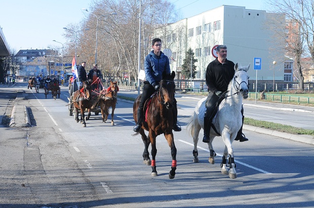 Традиционална манифестација љубитеља коња у Краљеву: Божићни дефиле фијакера (ФОТО)