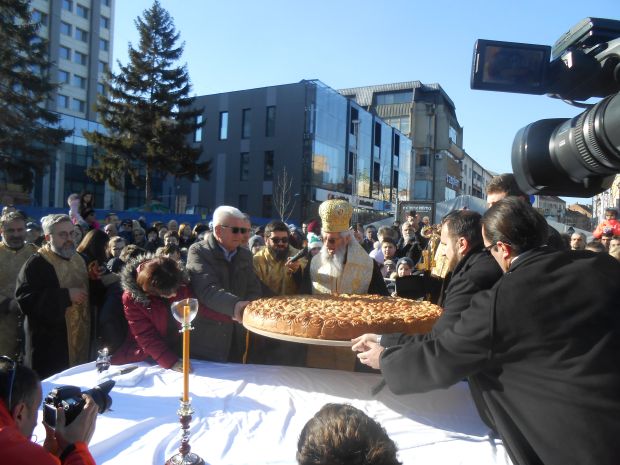 Ломњење чеснице у Србији: У Крагујевцу дар златник и златно срце; У Кикинди ломило 700 верника (ФОТО)