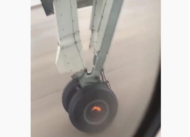 Авиону отпао точак, путник у неверици све снимао (ВИДЕО)