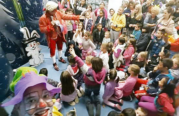 Илузија побеђује модерну технологију: Мађионичар Хари Магнус није изневерио малишане