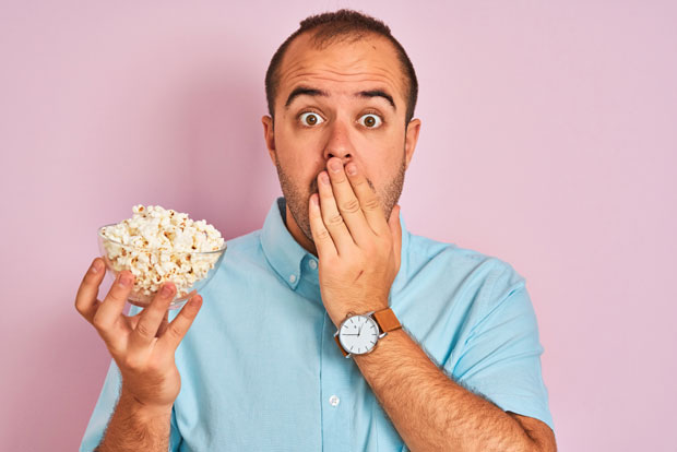 Адаму се између зуба заглавила КОКИЦА, а онда је кренуо ПАКАО: Цело тело је почело да му ОТКАЗУЈЕ 