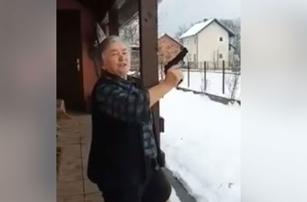 Погледајте како бака са Романије У ТРИ МЕТКА честита Божић (ВИДЕО)