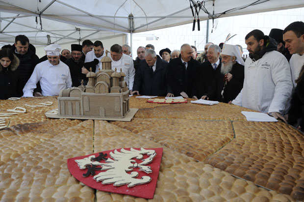 Традиционално ломљење божићне чеснице испред Храма Светог Саве: Браћа нашла дукате (ФОТО)