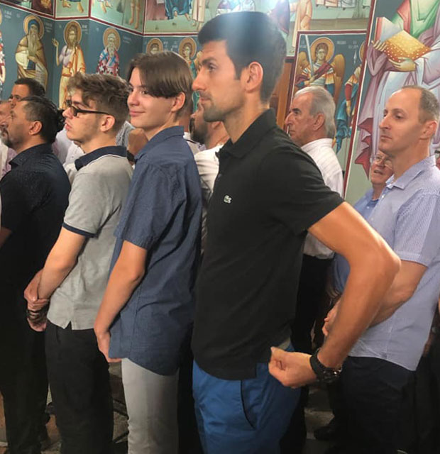 Ноле одушевио Србе у Бризбејну: Са верницима чекао нафору у Цркви Светог Николе