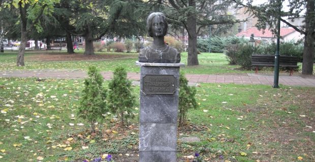 Вандализам у Сунчаном парку: Срушена биста Милице Стојадиновић „Српкиње“ (ФОТО)