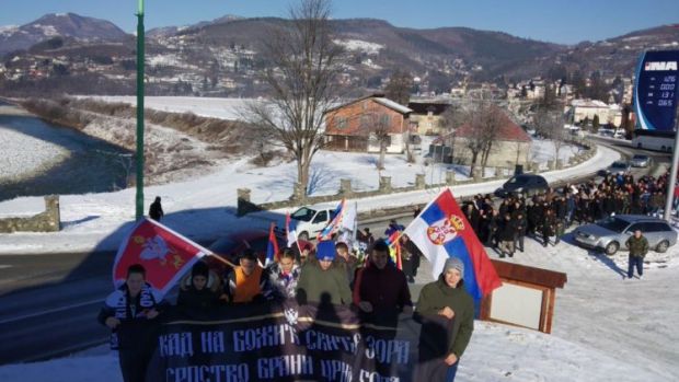 Владика Јоаникије на челу марша у Мојковцу (ФОТО)